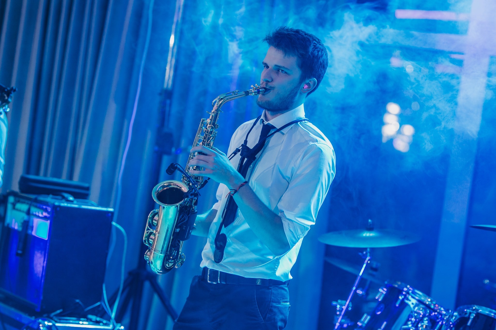 Saksofon na wesele – Oskar SAX – niebieski - z profilu