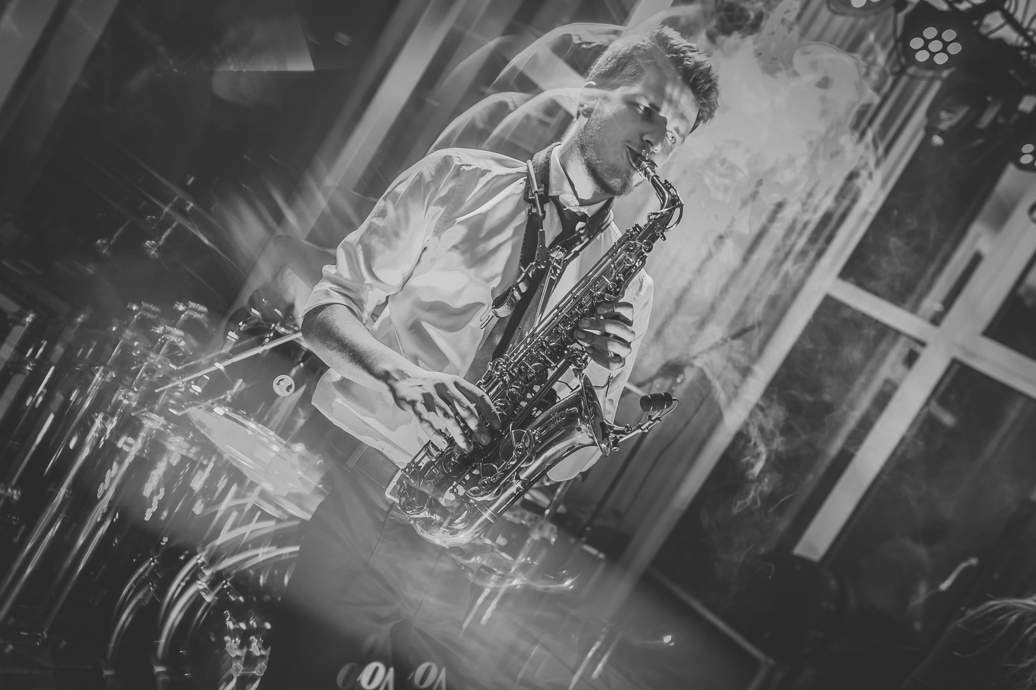 Saksofon na wesele - Oskar SAX - scena z dymem - czarno białe